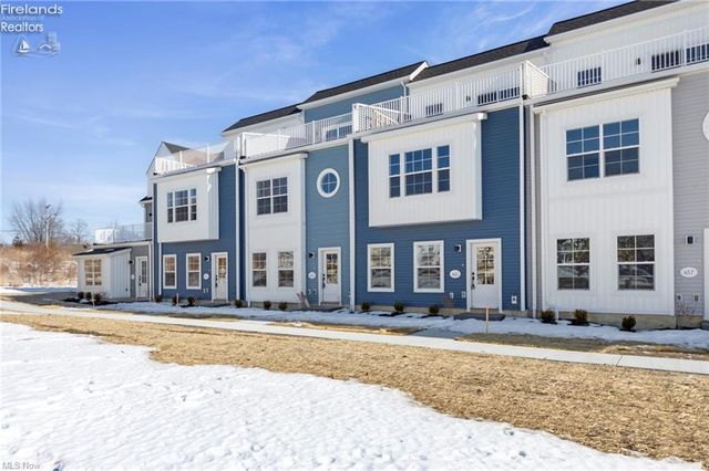 461 Harbor Lane, Lorain, OH 44052