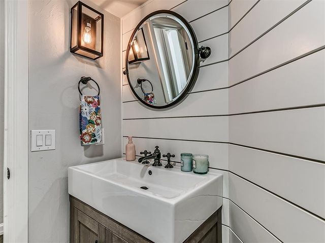 18601 Wolf Creek Drive, Edmond, OK 73012