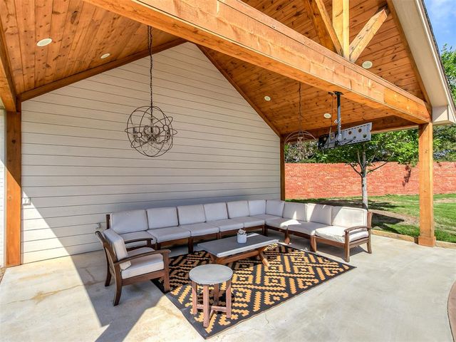 18601 Wolf Creek Drive, Edmond, OK 73012