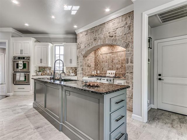 18601 Wolf Creek Drive, Edmond, OK 73012