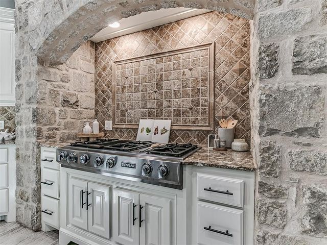 18601 Wolf Creek Drive, Edmond, OK 73012