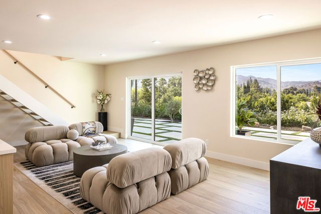 9425 Gierson Avenue, Chatsworth (los Angeles), CA 91311