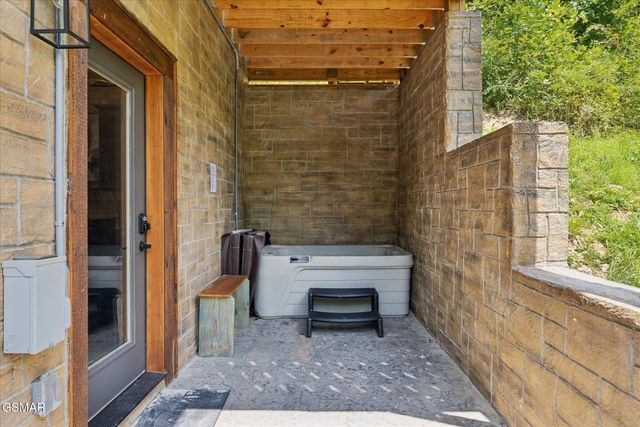620 Deer Path Lane, Gatlinburg, TN 37738