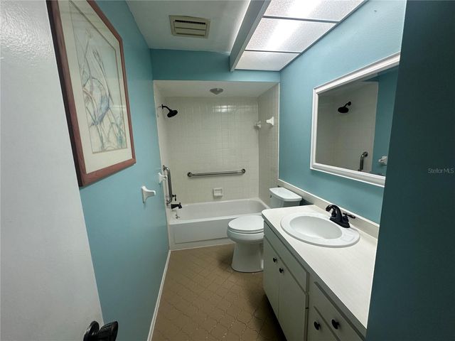 4242 OAKHURST CIRCLE E, Sarasota, FL 34233