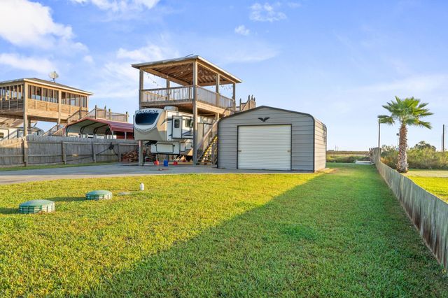 1112 Mabry Street, Gilchrist, TX 77617