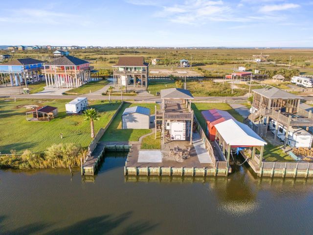 1112 Mabry Street, Gilchrist, TX 77617