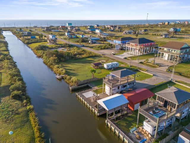 1112 Mabry Street, Gilchrist, TX 77617