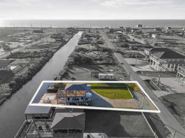 1112 Mabry Street, Gilchrist, TX 77617