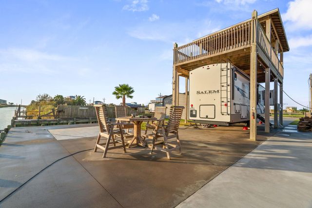 1112 Mabry Street, Gilchrist, TX 77617