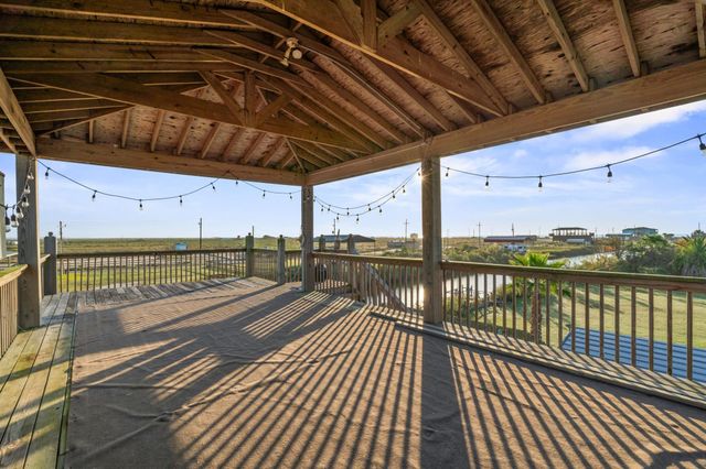 1112 Mabry Street, Gilchrist, TX 77617