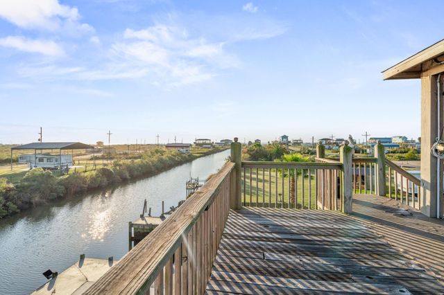 1112 Mabry Street, Gilchrist, TX 77617