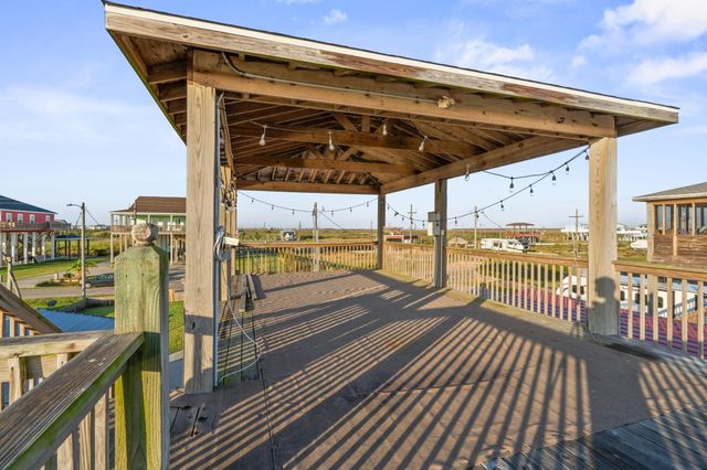 1112 Mabry Street, Gilchrist, TX 77617