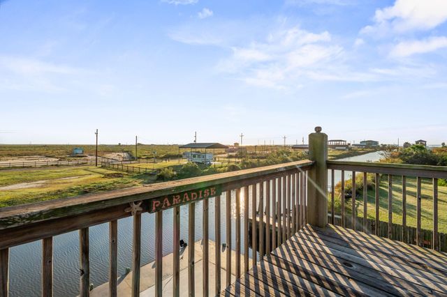 1112 Mabry Street, Gilchrist, TX 77617