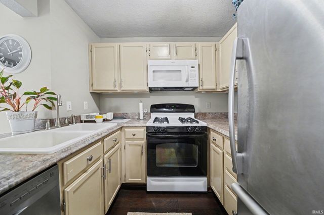 1433 N Oakhill Drive, South Bend, IN 46637