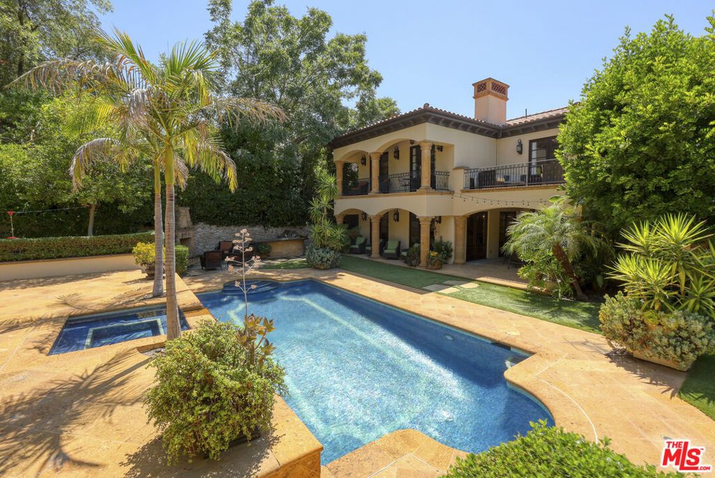 Image 1 of property listing at 4718 White Oak Avenue, Encino, CA 91316