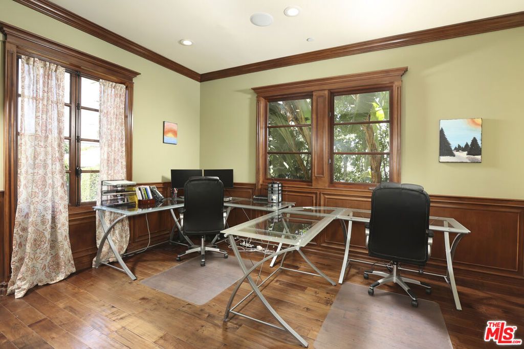 Image 10 of property listing at 4718 White Oak Avenue, Encino, CA 91316