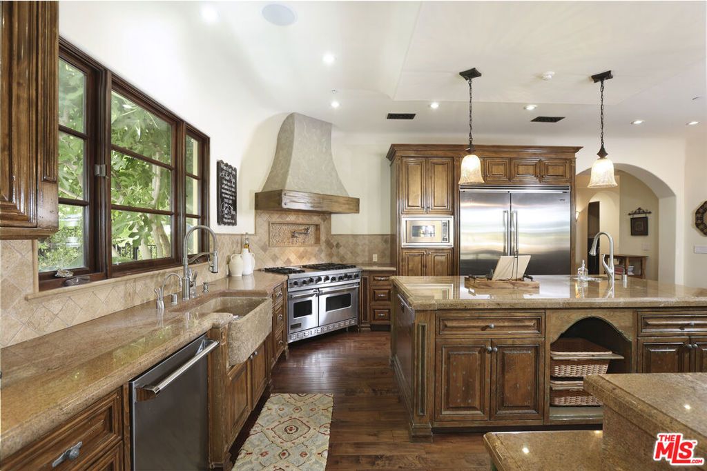 Image 15 of property listing at 4718 White Oak Avenue, Encino, CA 91316