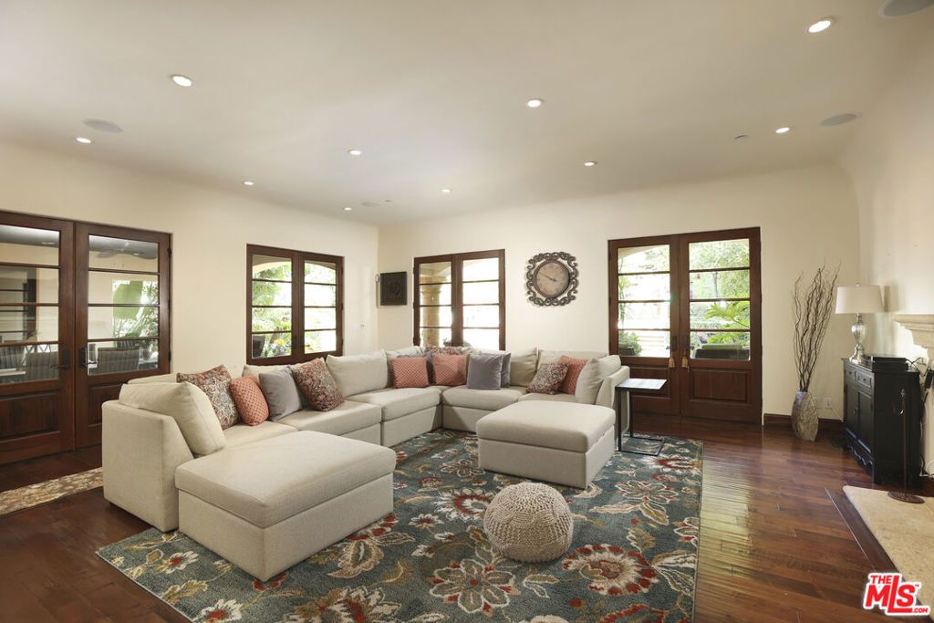 Image 16 of property listing at 4718 White Oak Avenue, Encino, CA 91316