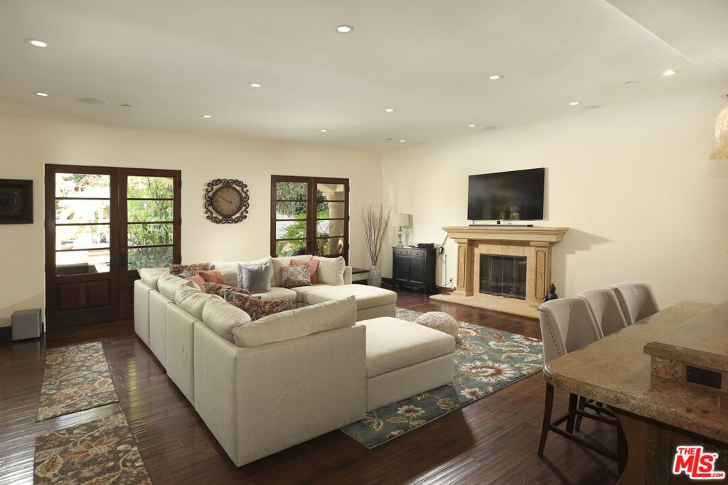 Image 17 of property listing at 4718 White Oak Avenue, Encino, CA 91316