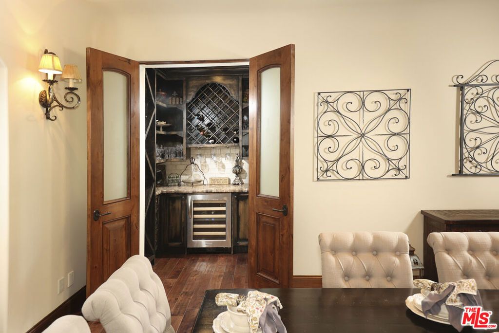 Image 18 of property listing at 4718 White Oak Avenue, Encino, CA 91316