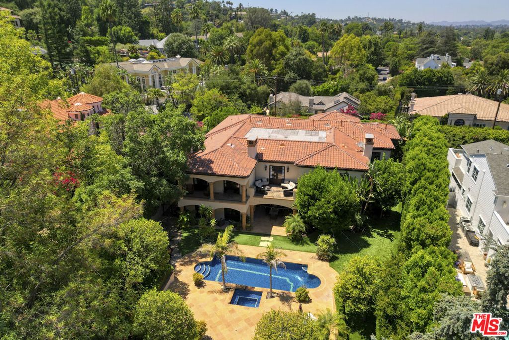 Image 2 of property listing at 4718 White Oak Avenue, Encino, CA 91316
