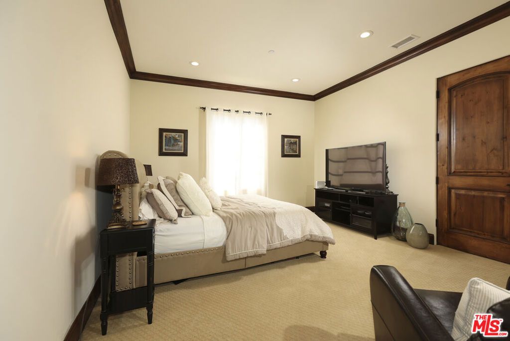 Image 22 of property listing at 4718 White Oak Avenue, Encino, CA 91316