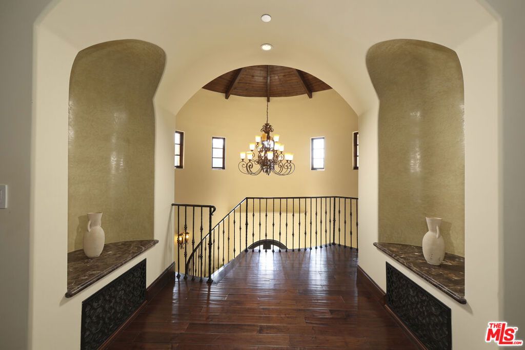 Image 25 of property listing at 4718 White Oak Avenue, Encino, CA 91316