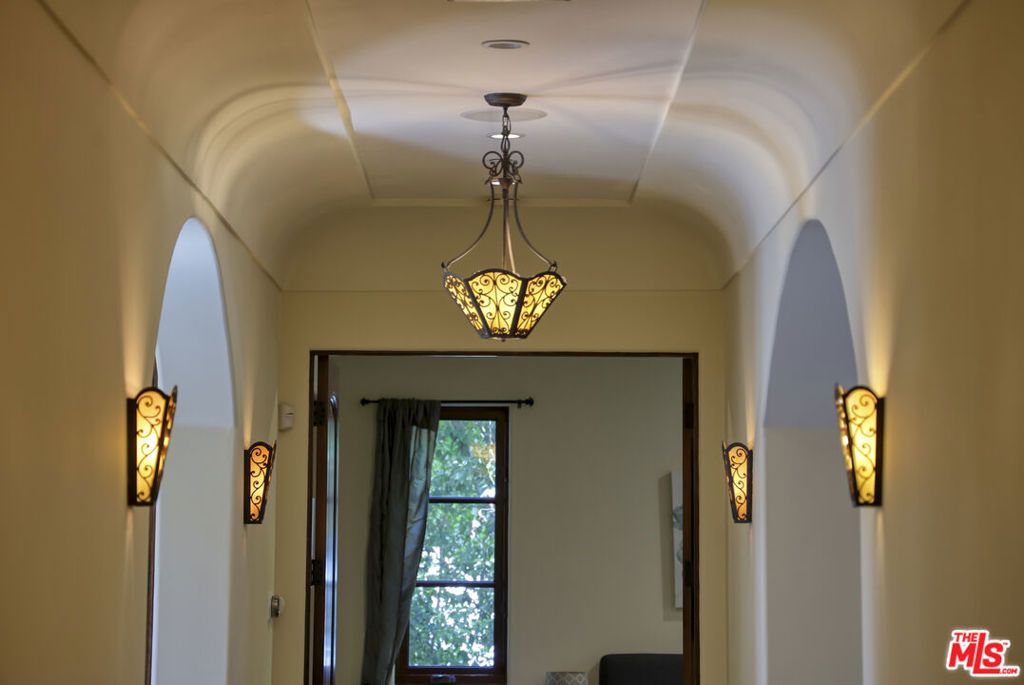 Image 26 of property listing at 4718 White Oak Avenue, Encino, CA 91316