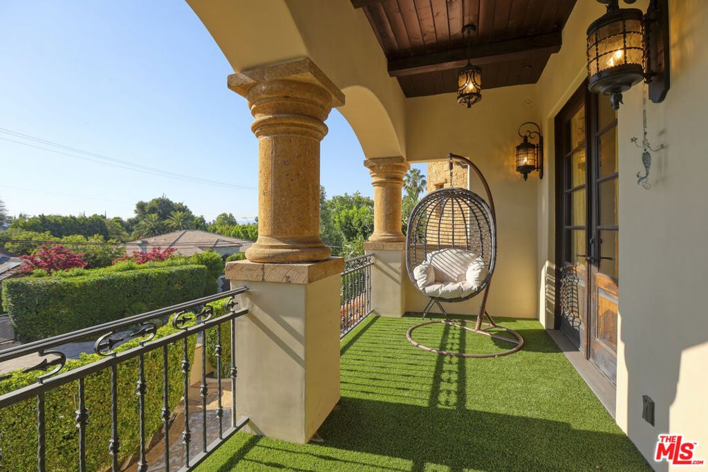 Image 29 of property listing at 4718 White Oak Avenue, Encino, CA 91316