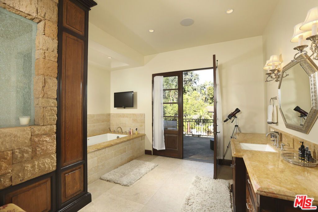 Image 33 of property listing at 4718 White Oak Avenue, Encino, CA 91316