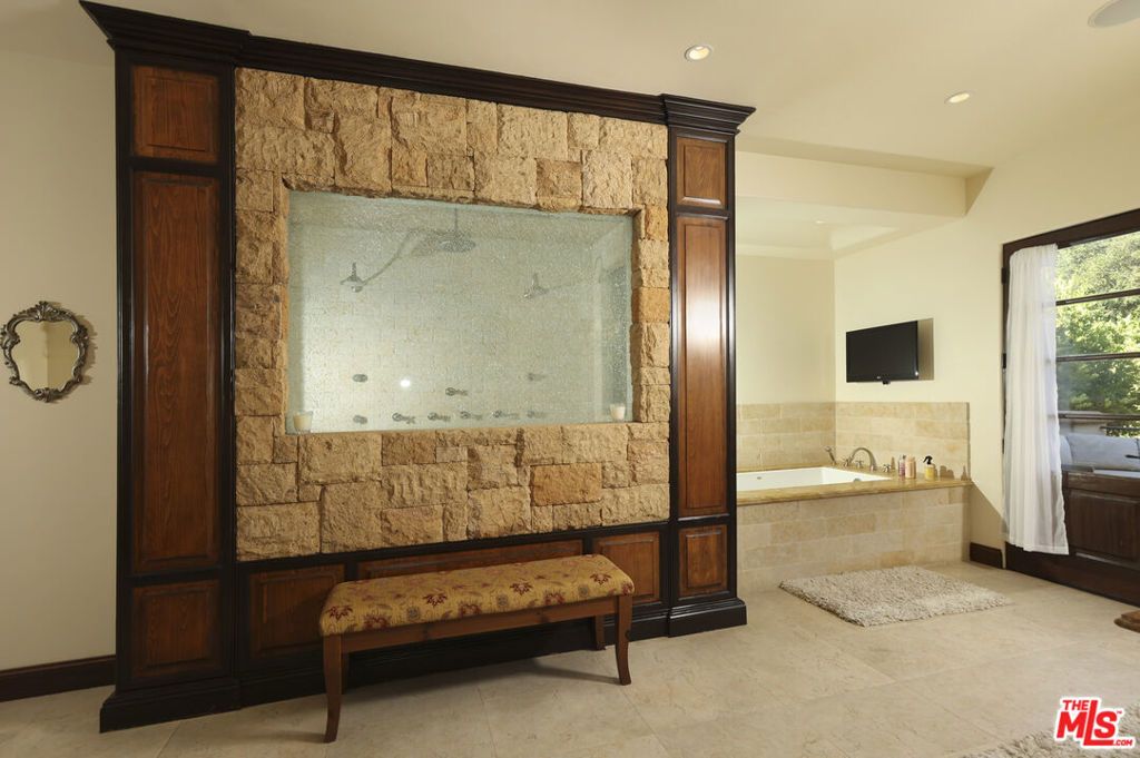 Image 34 of property listing at 4718 White Oak Avenue, Encino, CA 91316
