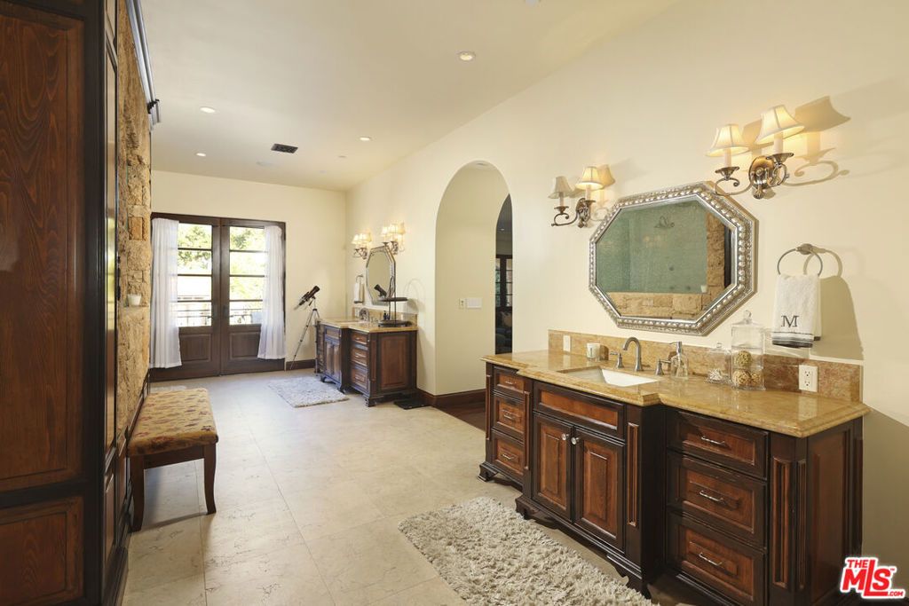 Image 36 of property listing at 4718 White Oak Avenue, Encino, CA 91316