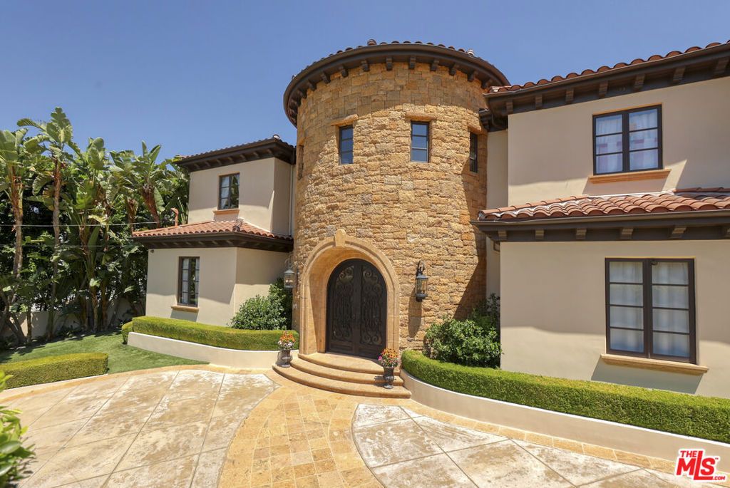 Image 4 of property listing at 4718 White Oak Avenue, Encino, CA 91316