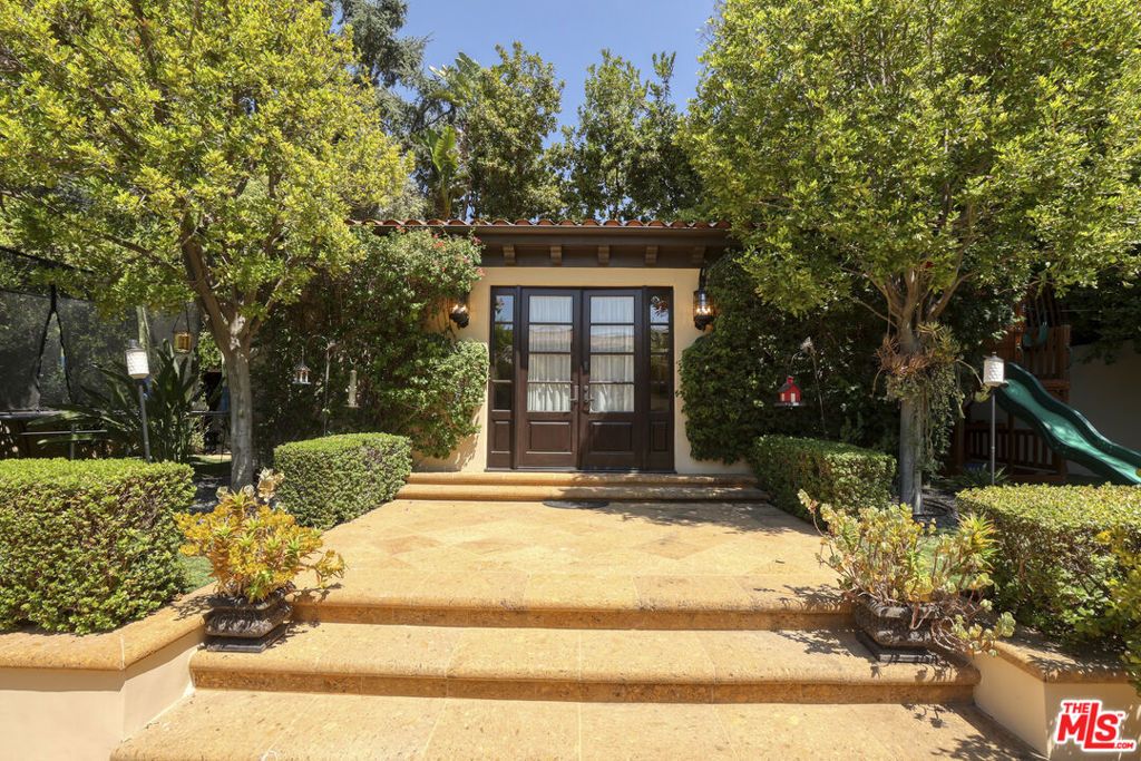 Image 40 of property listing at 4718 White Oak Avenue, Encino, CA 91316