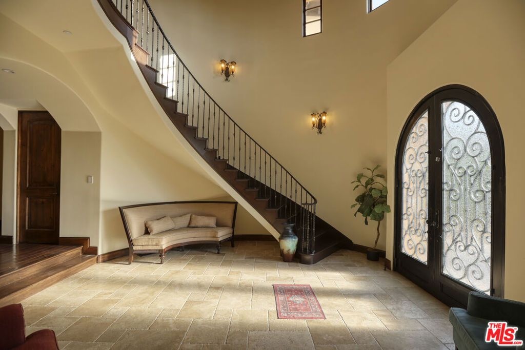 Image 6 of property listing at 4718 White Oak Avenue, Encino, CA 91316