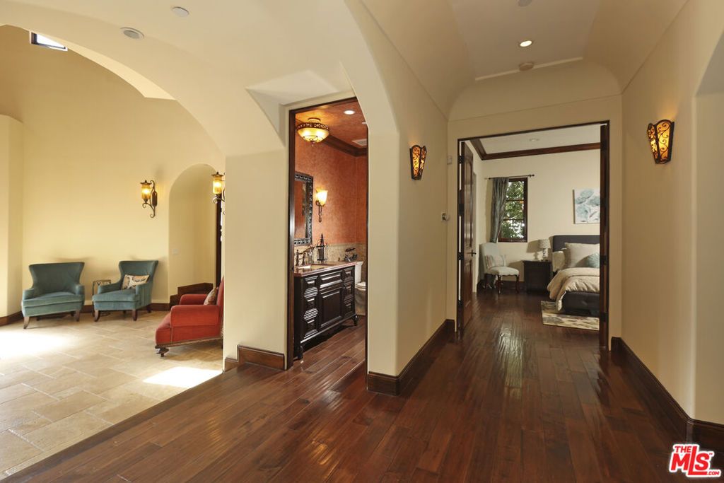 Image 7 of property listing at 4718 White Oak Avenue, Encino, CA 91316