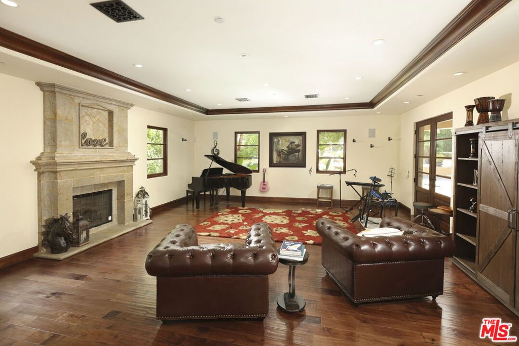 Image 8 of property listing at 4718 White Oak Avenue, Encino, CA 91316