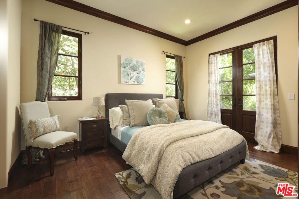 Image 9 of property listing at 4718 White Oak Avenue, Encino, CA 91316