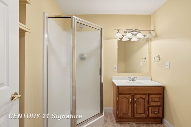 11 Willow Pointe Drive, Freeland, MI 48623