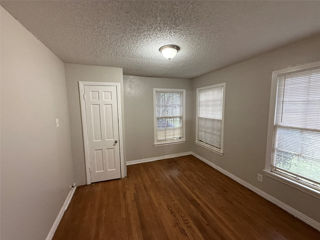 1018 E Waco Avenue, Dallas, TX 75216