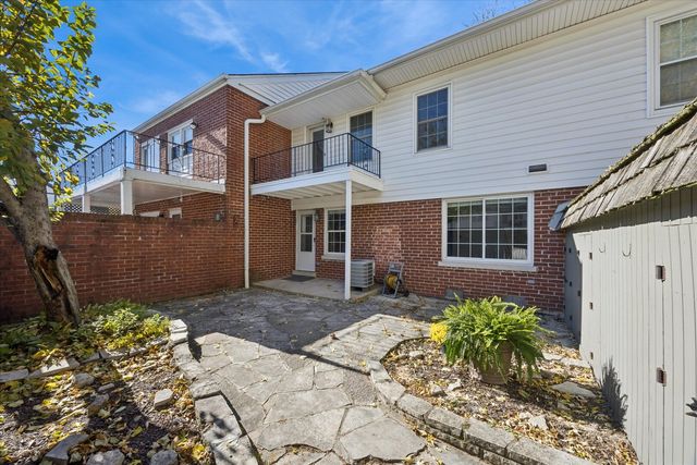 5731 Sutton Place, Hinsdale, IL 60521