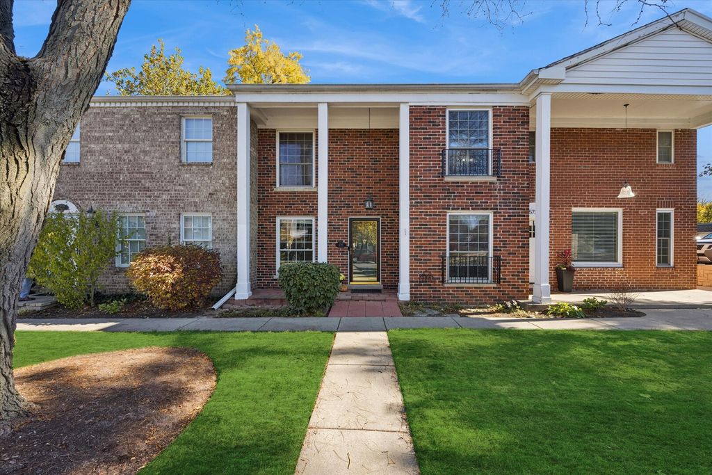 5731 Sutton Place, Hinsdale, IL 60521