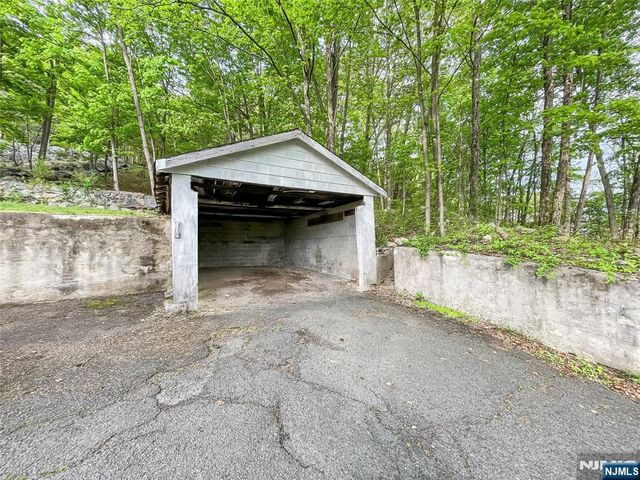 270 Macopin Road, Bloomingdale, NJ 07403