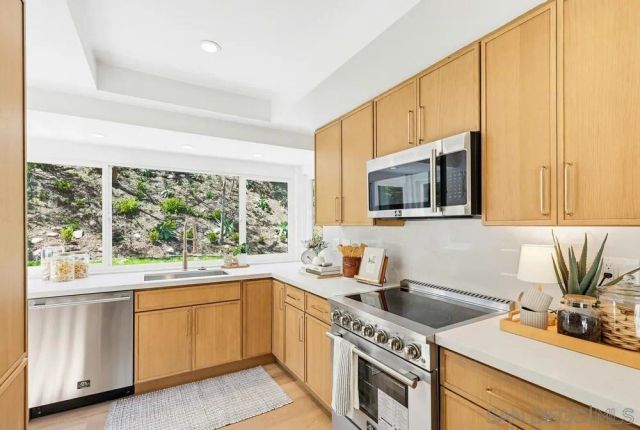 725 Santa Florencia, Solana Beach, CA 92075