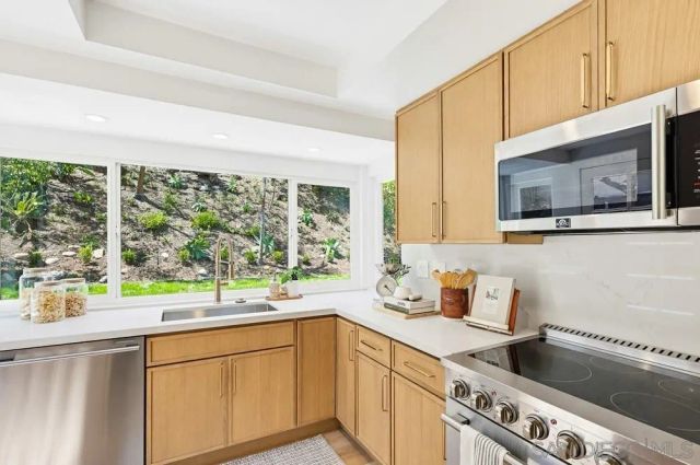 725 Santa Florencia, Solana Beach, CA 92075