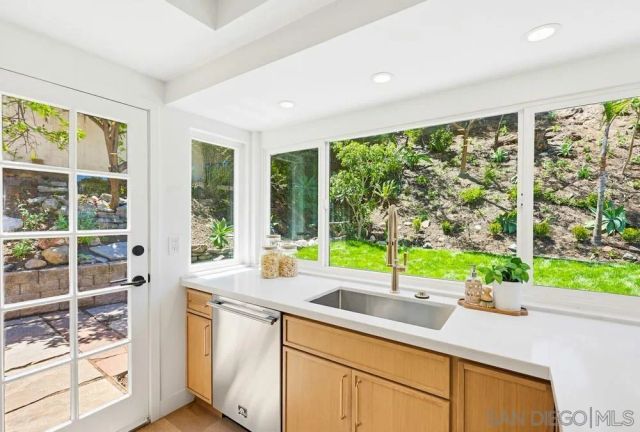 725 Santa Florencia, Solana Beach, CA 92075