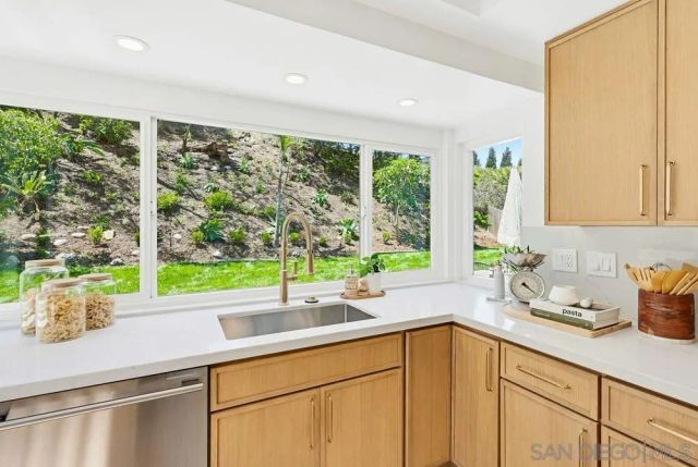 725 Santa Florencia, Solana Beach, CA 92075