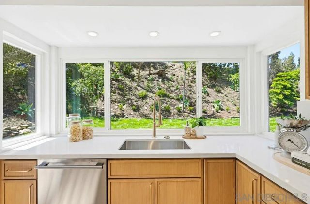 725 Santa Florencia, Solana Beach, CA 92075