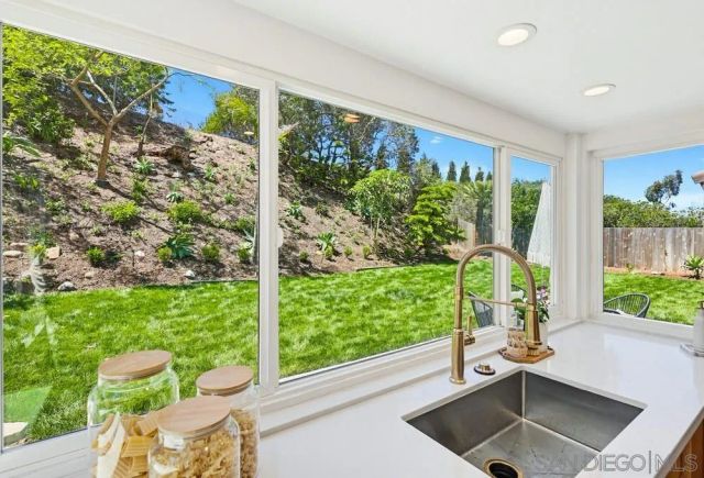 725 Santa Florencia, Solana Beach, CA 92075