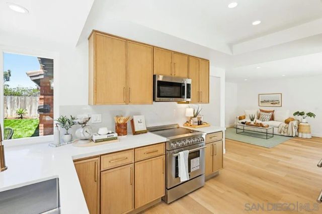 725 Santa Florencia, Solana Beach, CA 92075